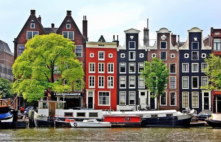 Gevel van Garage 't Amsterdammertje aan de Amstel 340-342 in Amsterdam Centrum