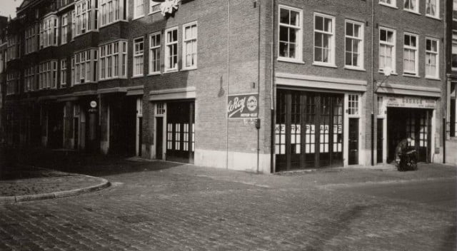 Historische zwart-witfoto van Garage 't Amsterdammertje met de oude garagedeuren